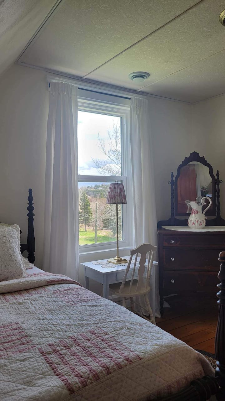 Single Bed with Luxurious Linens
