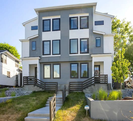 NEW 5-bed 4.5 Bath Perfect for Girls or Guys Trips gallery image 3