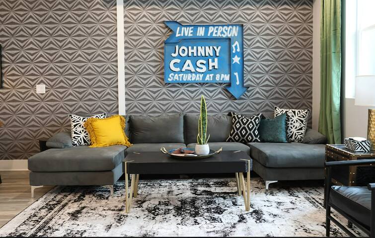 NEW 5-bed 4.5 Bath Perfect for Girls or Guys Trips gallery image 2