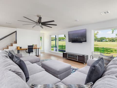 Luxury Home on Golf Course-onsite golf cart rental