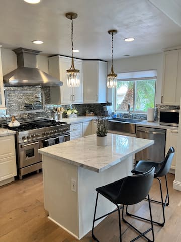 Delightful La Jolla Village Home, Sleeps 9