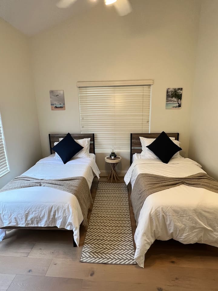 chambre d&#x27;amis #2 avec deux lits jumeaux et télévision