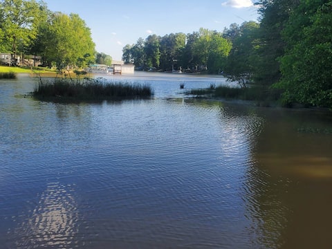 Lakeshore Lookout: Lakefront Home Lake Greenwood