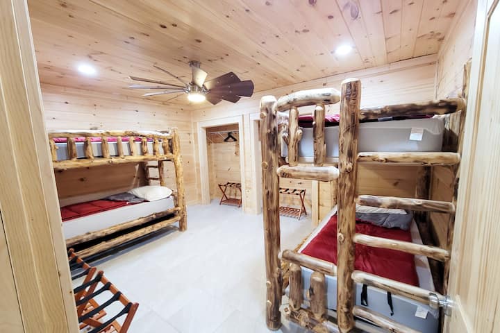 Dormitorio 4 en la planta baja

Este dormitorio cuenta con 2 juegos de literas de madera, un televisor inteligente de 52pulgadas y un armario doble.