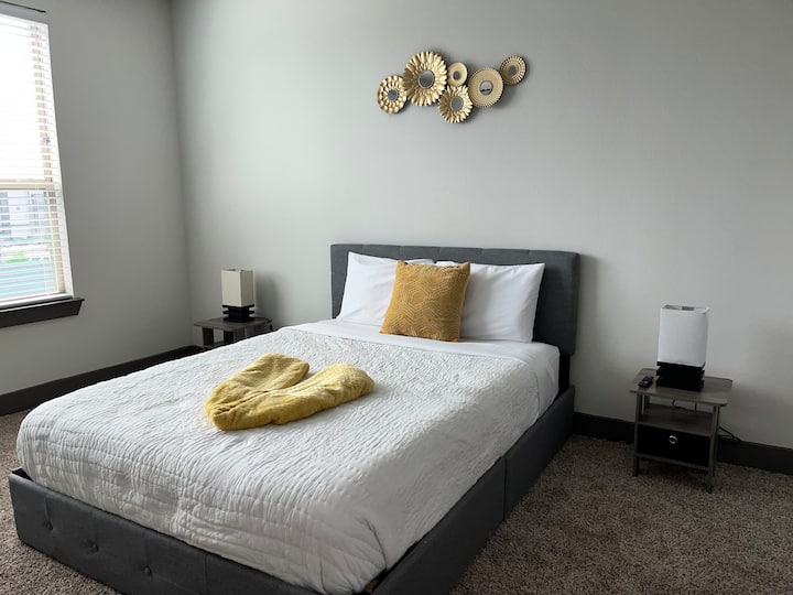 Удобно легло с по 2 чекмеджета от всяка страна. 