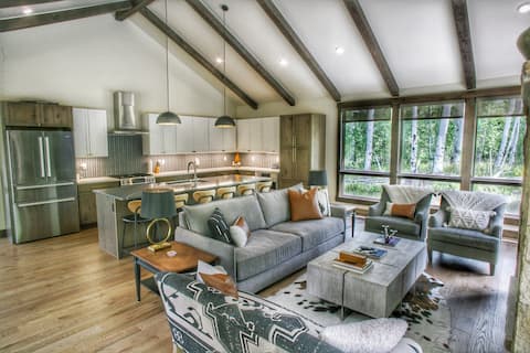 Top Airbnb: Vendette Peak - Secluded, Hot Tub, Fireplace in Silverthorne