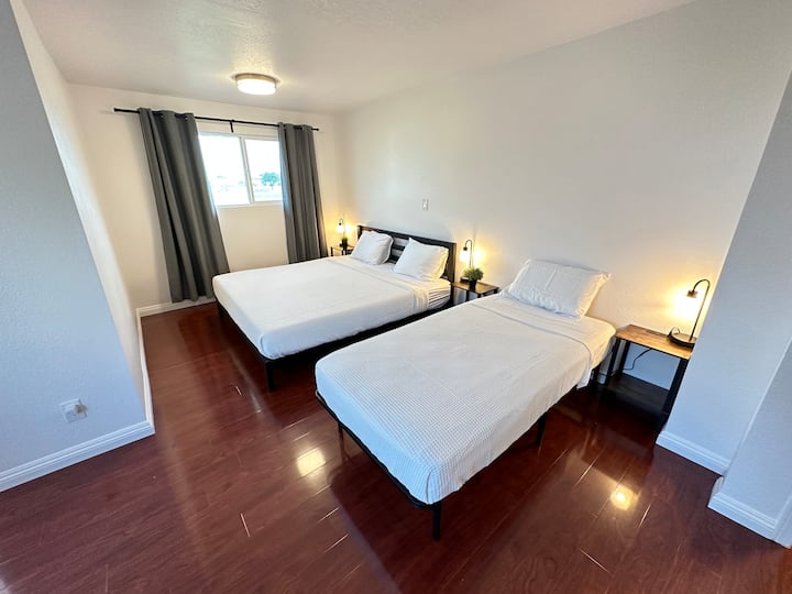 AC Bright & Spacious King Bedroom For 4 Houses for Rent in La Palma