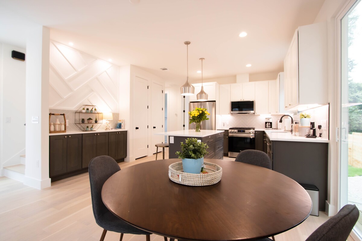 Cozy new house mins to downtown