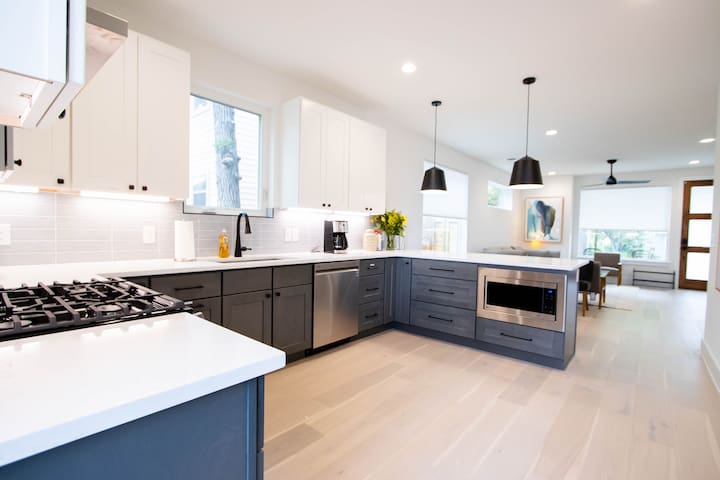 Beautiful and spacious new house mins to downtown