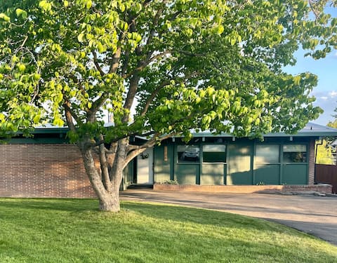 Mid-century spacious home w/ hot tub & pool table