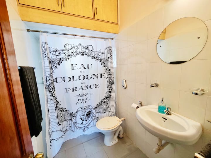 Full bathroom 1 image 2
