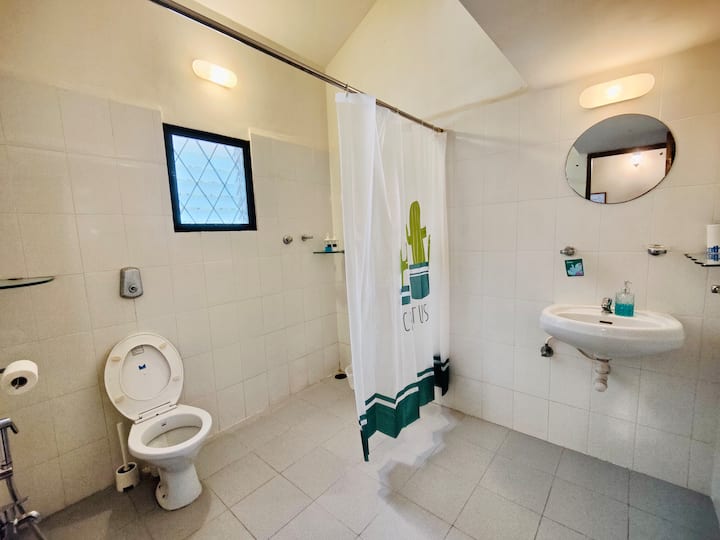 Full bathroom 2 image 1