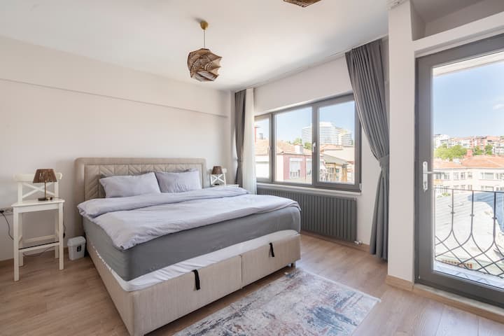 Dhoma e gjumit 2

Shërbimet: Ajër i kondicionuar, ballkon francez, gardërobë