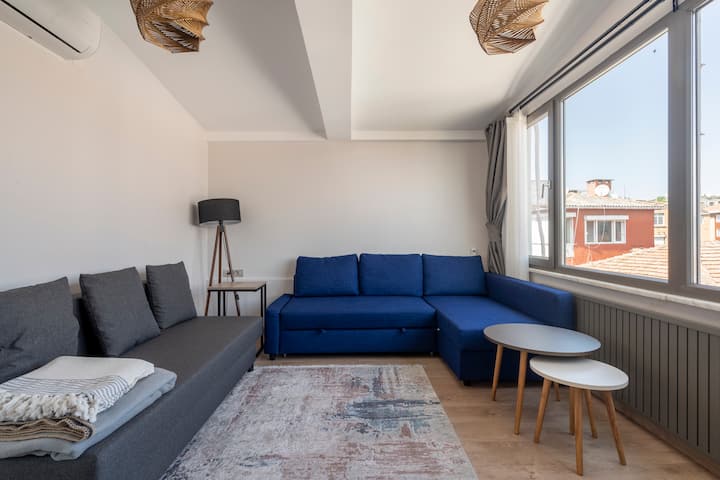 Dhoma e ndenjjes

Shërbimet: TV, Netflix, 2 divane