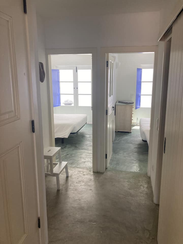 Пристап до две спални соби на долниот кат и две бањи