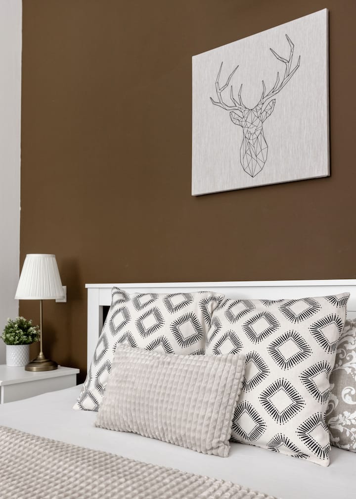 Კეთილი იყოს თქვენი მობრძანება თანამედროვე საცხოვრებელში, რომელიც აღჭურვილია დახვეწილი დიზაინითა და კომფორტული საწოლით, რომელიც იდეალურია ხანგრძლივი დღის შემდეგ დასასვენებლად.