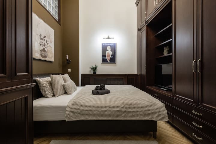 Მშვიდი საძინებელი პლუშის საწოლითა და რბილი თეთრეულით, რომელიც უზრუნველყოფს მშვიდ დასვენებას მშვიდი ძილისთვის.