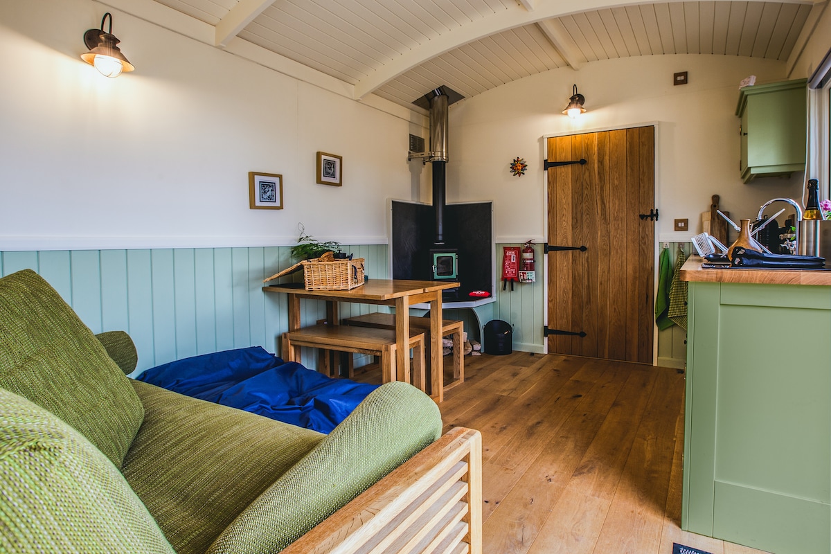Coppice Cabin - Private Hot Tub & Panoramic Views - Cabins for Rent in Gloucestershire, England, United Kingdom - Airbnb