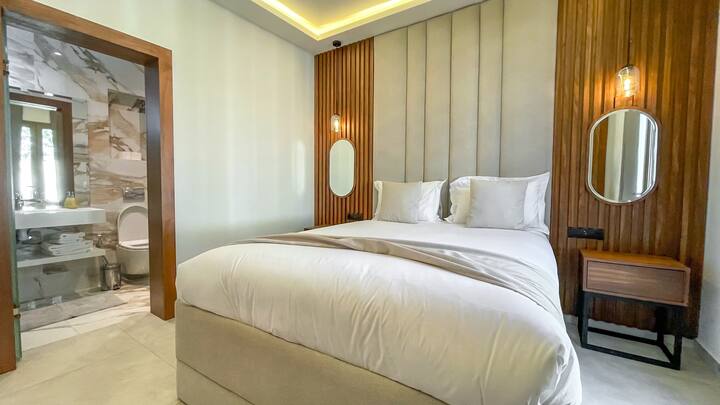The master's degree at Villa AMELIA is bright, it has a bathroom with walk-in shower, private toilet and sink.