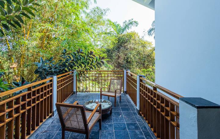Villa Ashlesha Treetop Alfresco Open-Plan Living-Dining Area