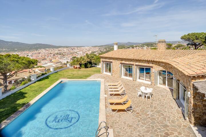 Precioso chalet con piscina y magníficas vistas gallery image 2