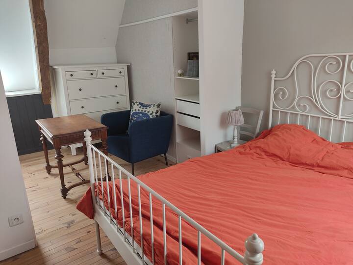 ova prostorija ima WC školjku i umivaonik