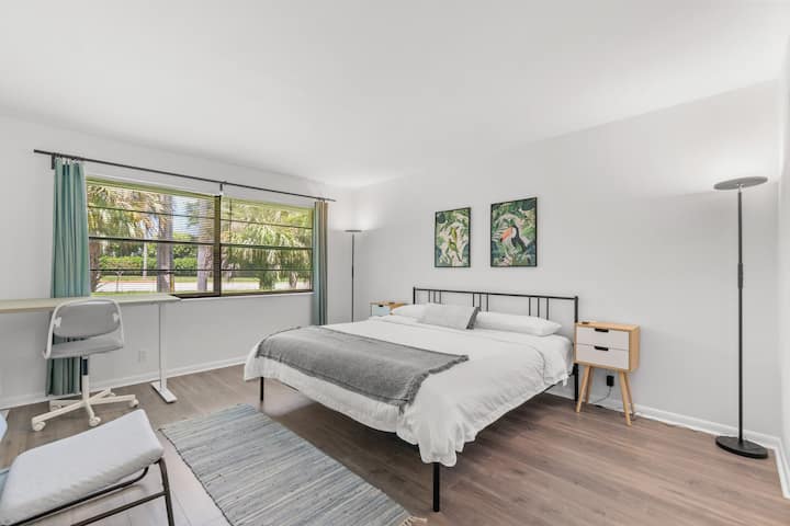 主卧室配备白噪音机，让您倍感舒适