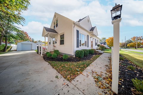 Retro 4 BR Retreat • Sleeps 12 • Pets Allowed