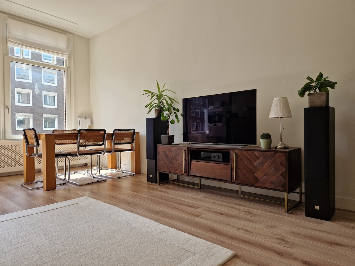 Top Airbnb: Authentic, Elegant Apartment in Amsterdam Oud-West in Noord Holland