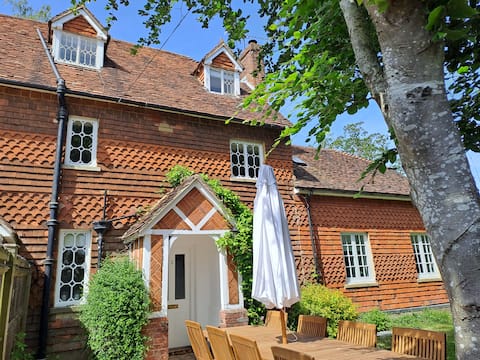 Holly Cottage, 2 Northbrook Park, Farnham/sleeps 8