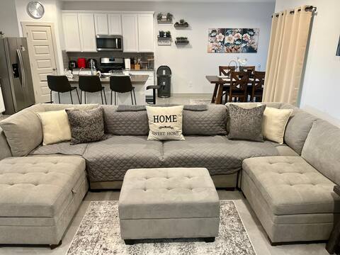 Cozy,Modern Spacious 2 Bedroom!