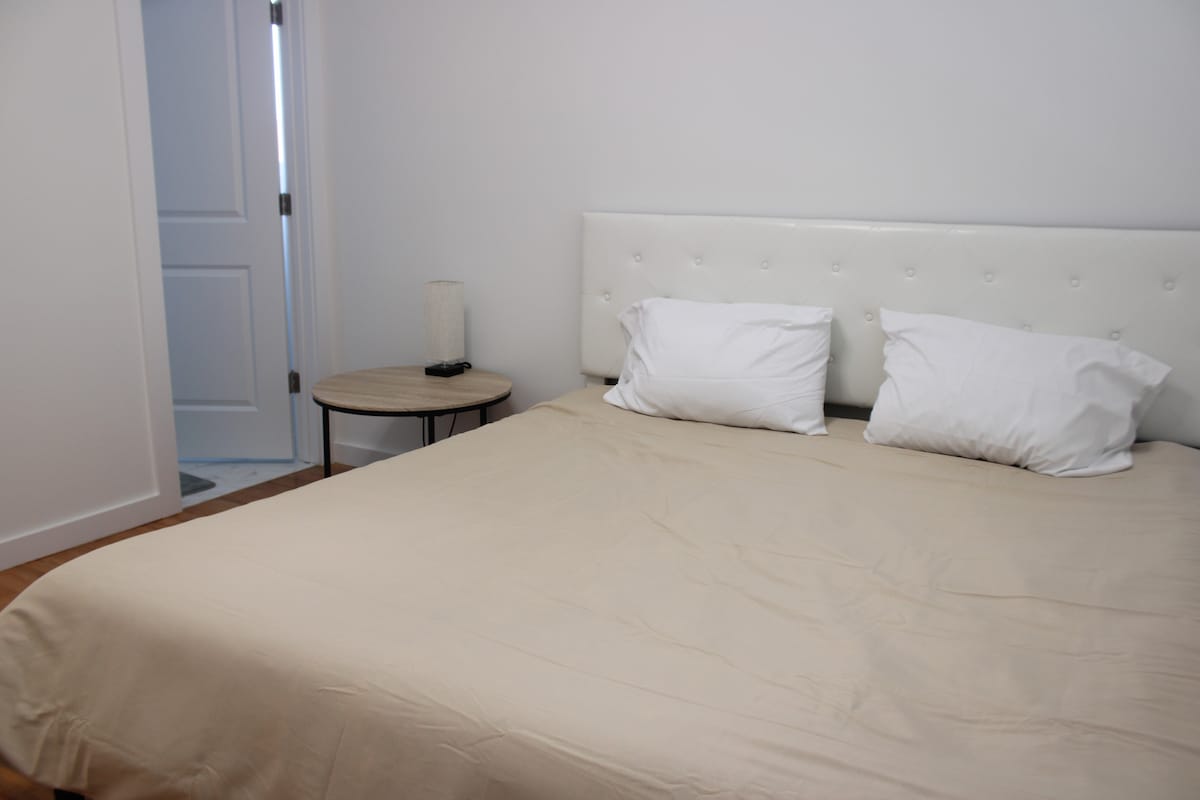 Chumba cha kwanza cha kwanza: Kitanda cha ukubwa wa King, mito ya ziada iko kwenye kabati la chumba cha kulala