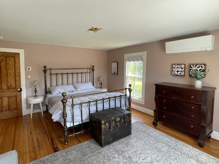 Dhoma e gjumit 6, dhoma rozë, me krevat dopio "king".