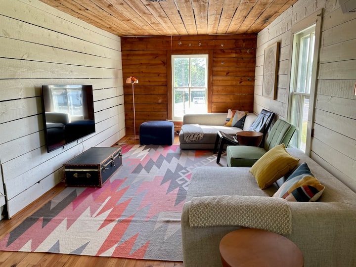 Sallë pritjeje në katin e sipërm, me televizor inteligjent.