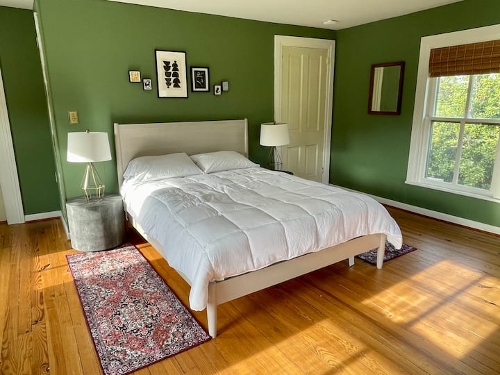 Dhoma e gjumit 3, dhoma e gjelbër, me krevat dopio "queen" dhe tavolinë pune