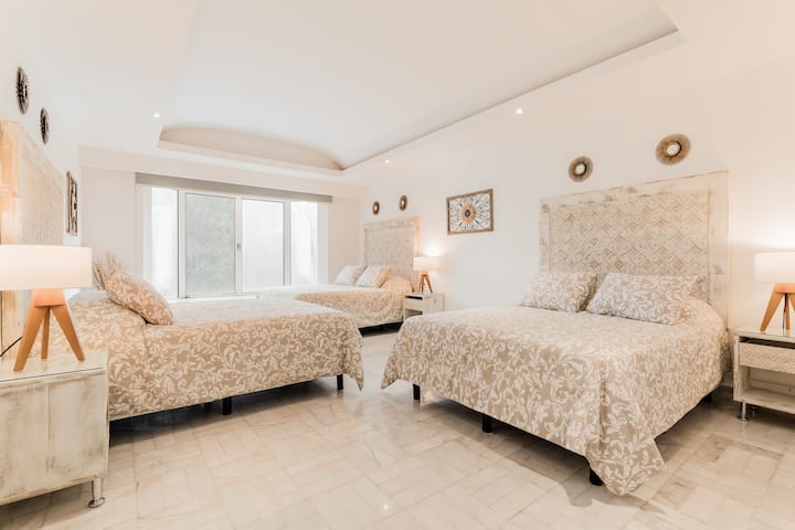 Slaapkamersuite met 3 queensize bedden