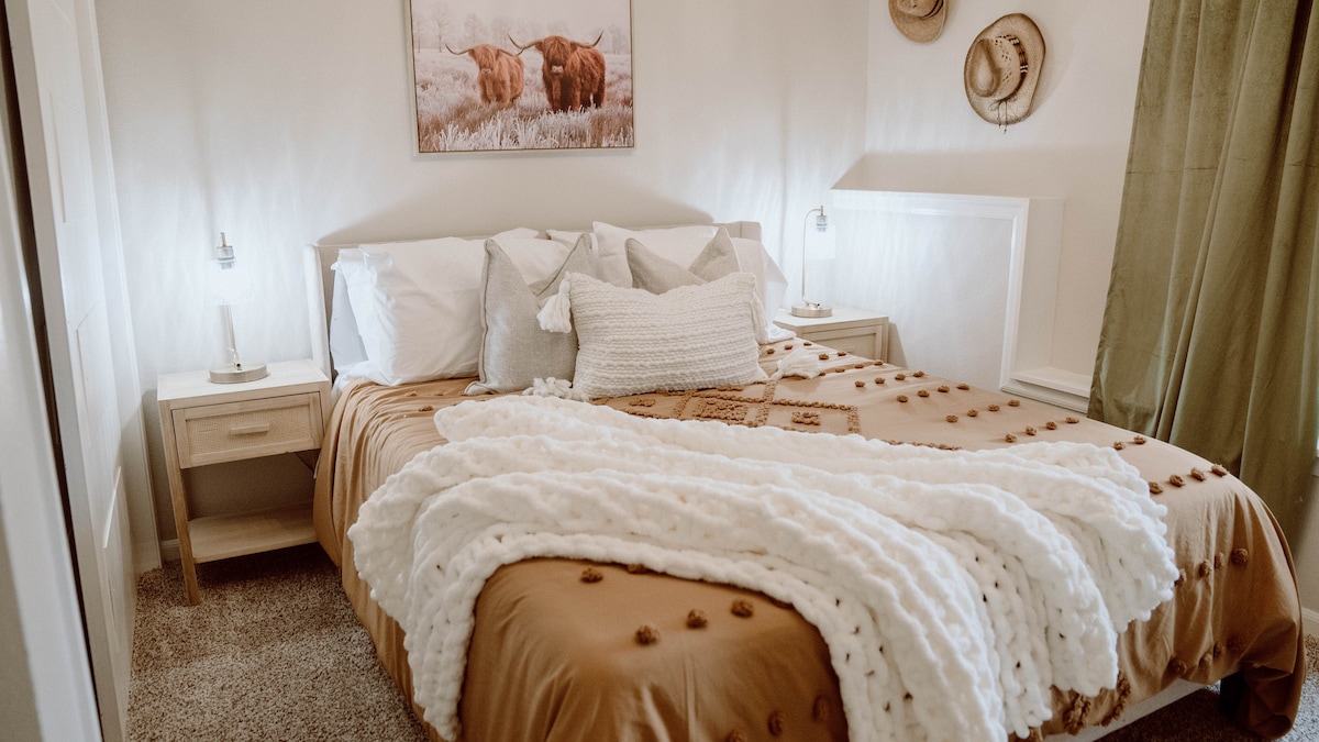 楼下卧室配备标准双人床和衣柜