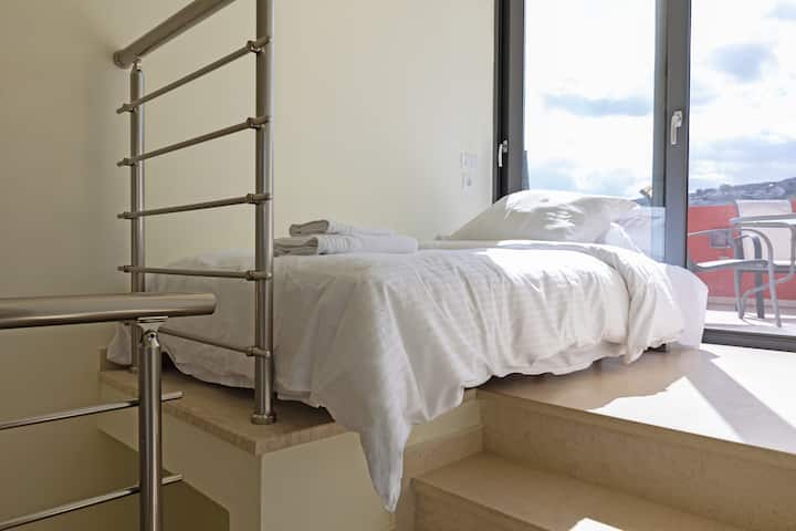 إطلالة على سرير أريكة واحد إضافي يقع في غرفة النوم الرئيسية في فيلتنا.