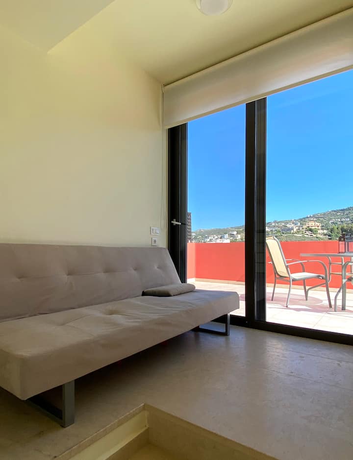 سرير أريكة يقع في غرفة النوم الرئيسية للفيلا. يمكن أن يستوعب هذا السرير الإضافي ضيفًا إضافيًا واحدًا.