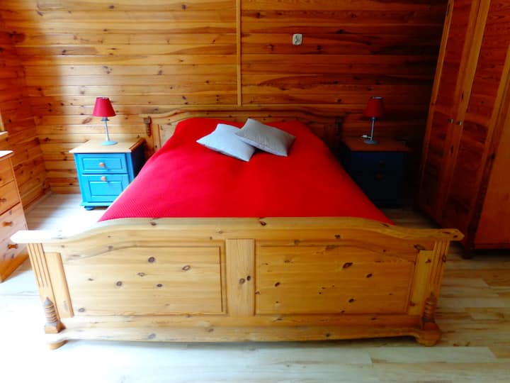 1 etage har en åben plads - 1 dobbeltseng (afbilledet) og to 1s.