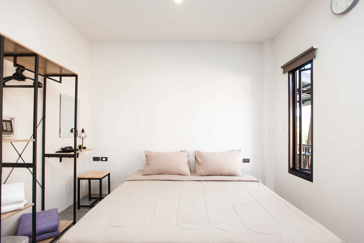 Spálňa – svetlá a útulná izba s pohodlnou manželskou posteľou.