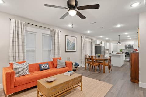 Successful Airbnb property: Renovated 2 BR, 3 blks to Square in Denton