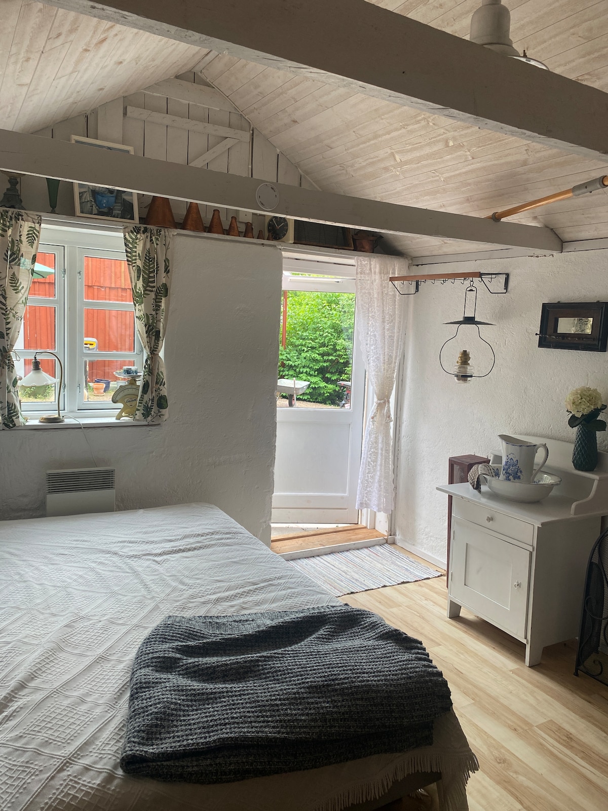 เกสต์เฮาส์ริมสนามเหมาะสำหรับ 1-2 คน (เตียง 120 ซม.) เกสต์เฮาส์มีเครื่องทำความร้อนและไฟฟ้า แต่ไม่มีน้ำและห้องน้ำของตัวเอง ใช้ได้เฉพาะเมื่อคุณจองที่พักมากกว่า 4 คน 