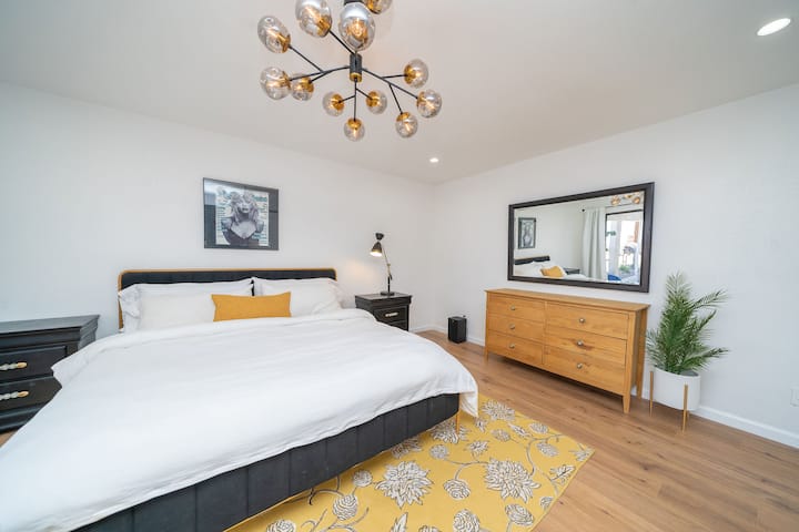 Glavni apartman: bračni krevet (širine 180-179 cm), prostran, privatna kupaonica, veliki pametni TV.