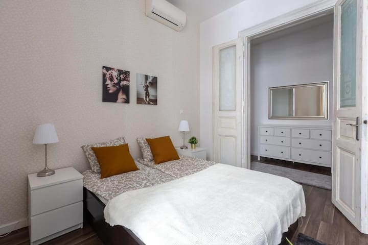 Спалната соба е дизајнирана со прозорец кој ја бања собата во природна светлина, што ја прави топло и привлечно место за одмор.