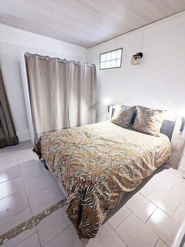 منطقة النوم التي تحتوي على سرير مزدوج ومراتب عالية الجودة وغرفة ملابس