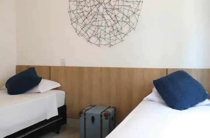 Apartmán so štyrmi samostatnými lôžkami so šatníkom, klimatizáciou a zatemňovacím oknom