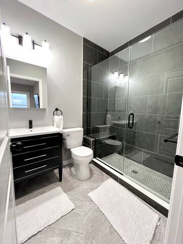 New luxurious 3 BR 2.5BA Duplex W/Backyard gallery image 3