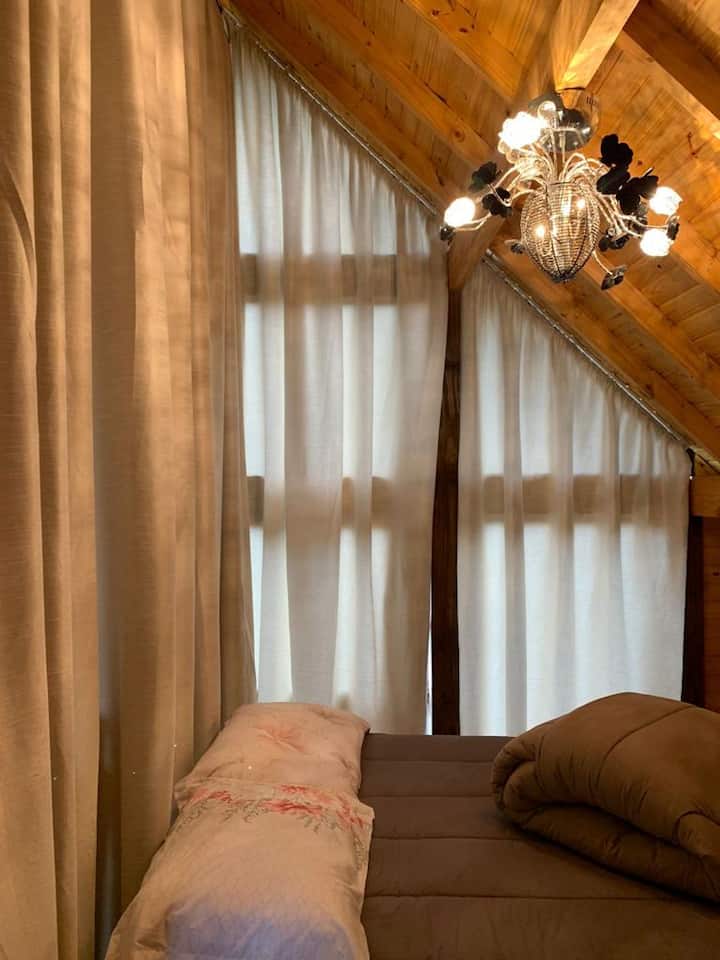Dhomë superiore - mezzanine, perde që ofrojnë kërkesë dhe privatësi.