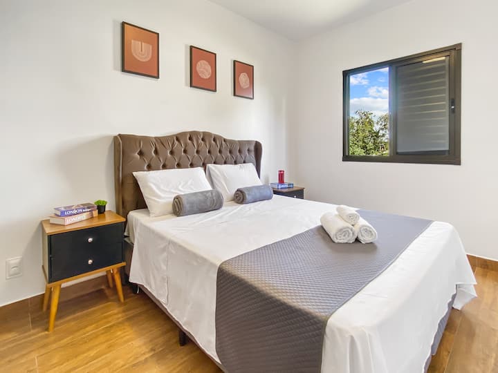 Chumba kilicho na kitanda cha malkia.